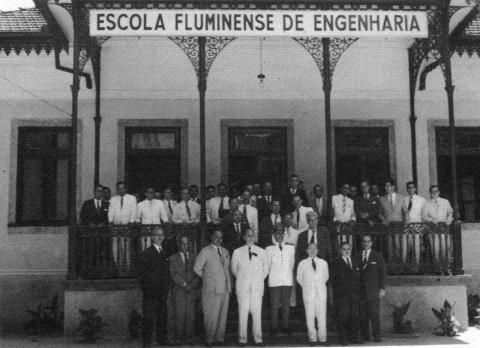 Alunos e professores posam na frente do prédio da Escola Fluminense de Engenharia