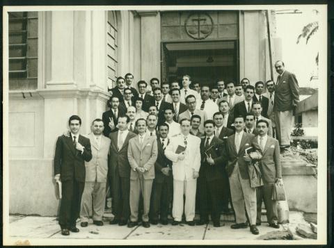 Alunos e professores posam à frente do prédio da Faculdade de Direito