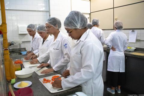 Alunas no laboratório do curso de Nutrição.