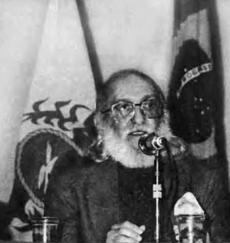 O professor Paulo Freire recebe da UFF o título de Dr. Honoris Causa.