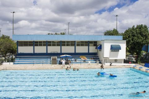 Piscina e instalações do Instituto de Educação Física