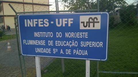 Placa do Instituto Noroeste Fluminense de Educação Superior