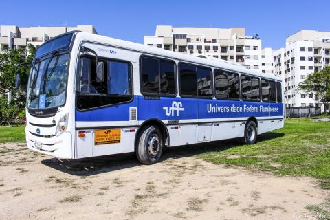 Ônibus azul com símbolo da UFF