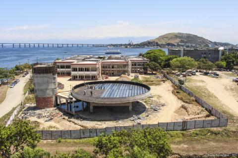 Vista geral do canteiro de obras do novo prédio do IACS no Campus Gragoatá